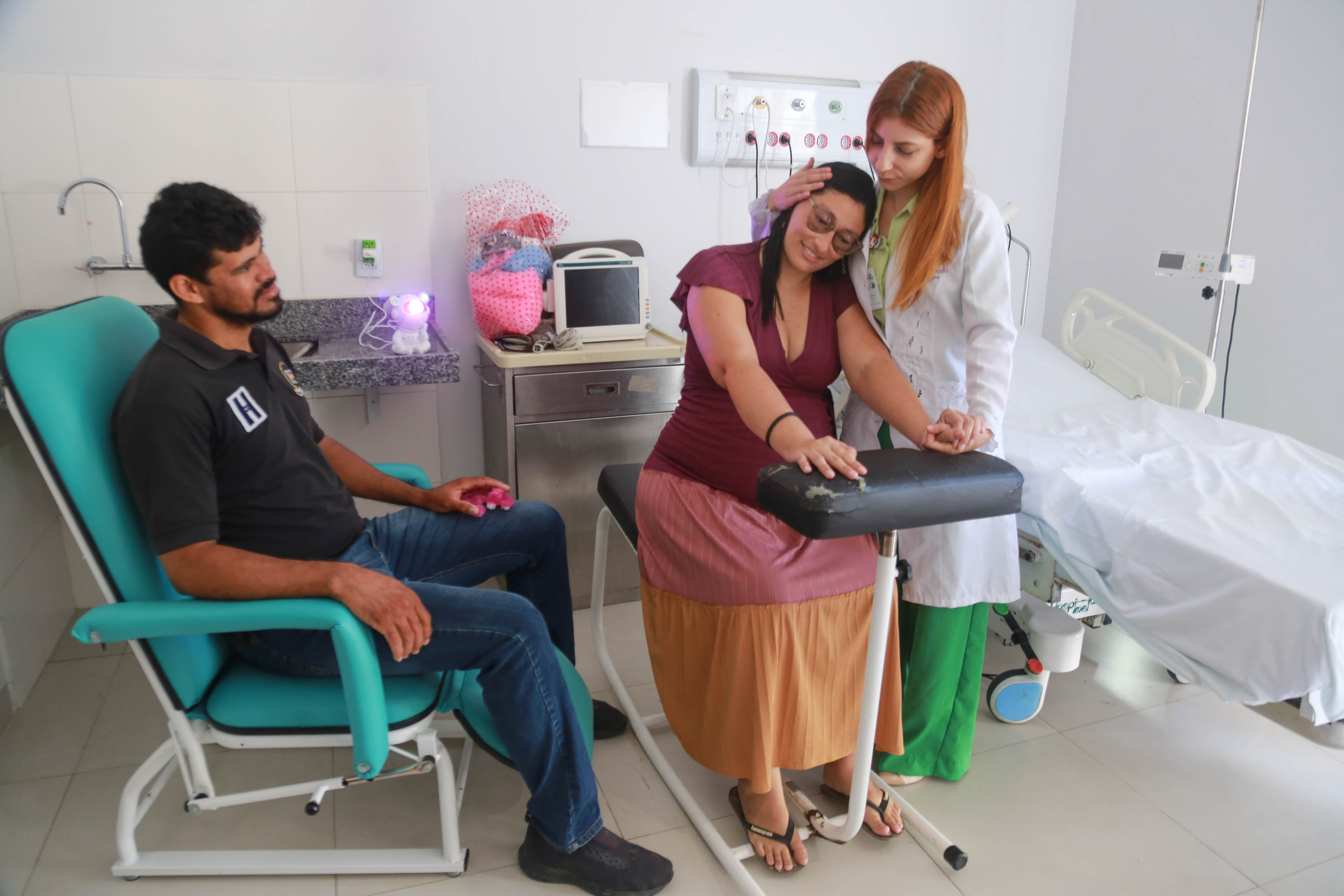 Durante a vinculação da gestante à maternidade, a família é convidada a conhecer as instalações e a equipe de profissionais do hospital referenciado para o parto